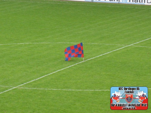 Wie in Wuppertal 2011: Blau-rote Fahne im Mittelkreis