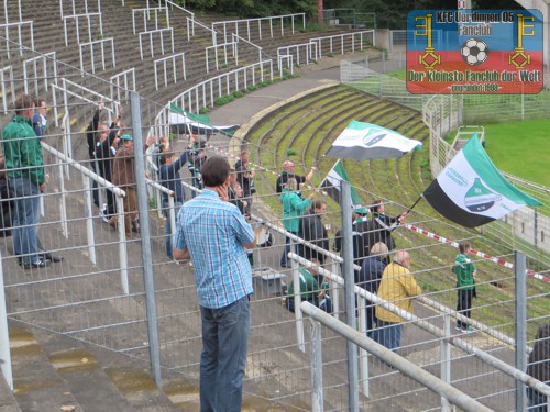 Fans des SV Rödinghausen in der Krefelder Grotenburg