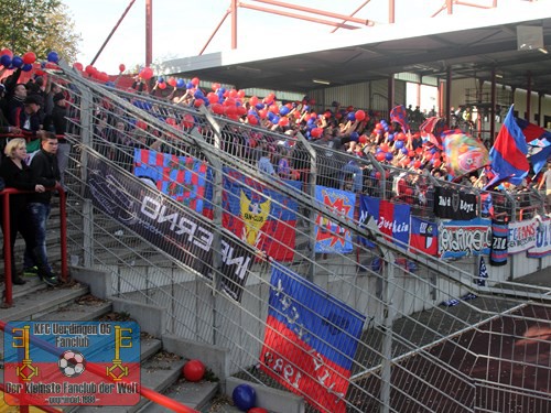 Uerdinger Fans im Stadion Niederrhein