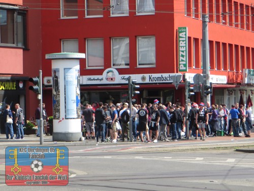 KFC-Fans sammeln sich vor dem Hauptbahnhof Krefeld zur Abfahrt nach Dinslaken