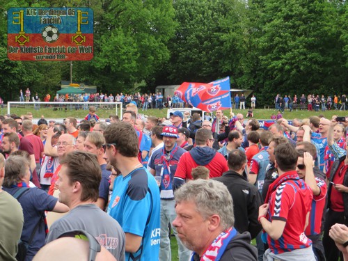 Uerdinger Fans feiern den Aufstieg auf dem Hiesfelder Rasen