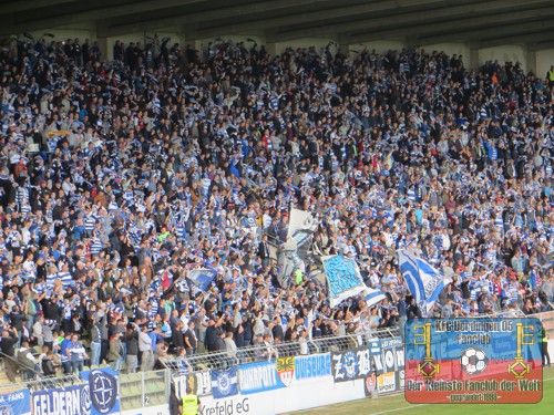 Fans des MSV Duisburg in der Krefelder Grotenburg