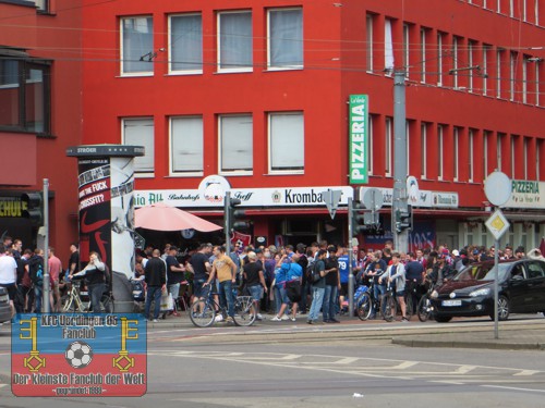 KFC-Fans warten auf die Abfahrt nach Duisburg