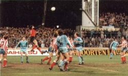 Uerdinger Strafraumszene im Halbfinalrückspiel Bayer 05 Uerdingen vs. Atletico Madrid in der Grotenburg (Quelle: Bayer 05 Uerdingen 1986)