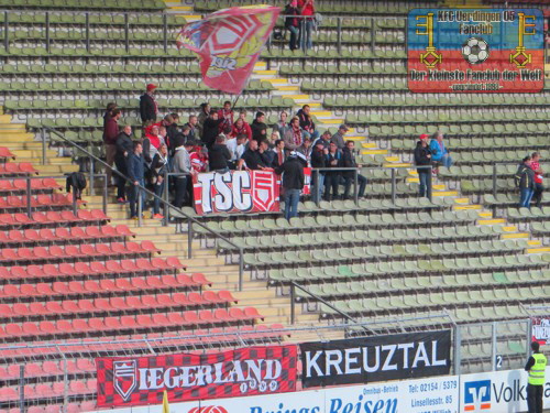 Die mitgereisten Fans der Sportfreunde Siegen in der Krefelder Grotenburg