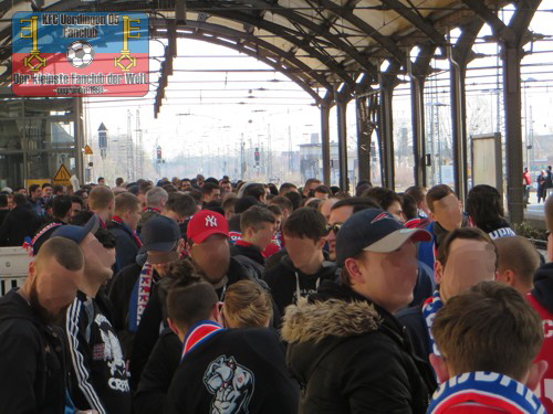 Uerdinger Fans im Krefelder Hbf vor der Auswärtsfahrt nach Aachen