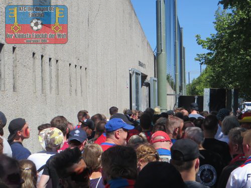 KFC-Fans vor dem Stadion an der Grünwalder Straße