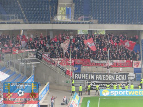 Fans des Hallschen FC in Duisburg