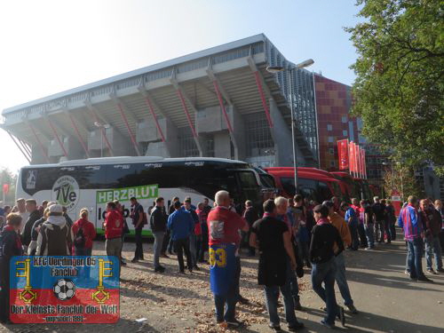 Uerdinger Fanbusse vor dem Fritz-Walter-Stadion Kaiserslautern