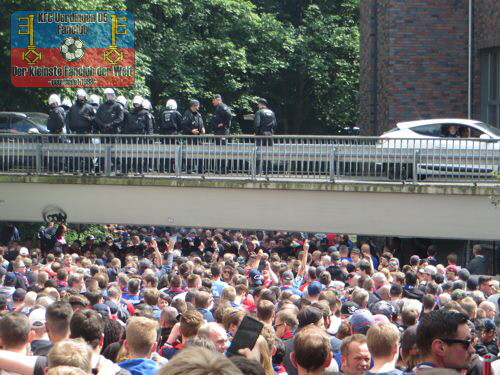 Uerdinger Fans vor dem Gästeeingang in Wuppertal